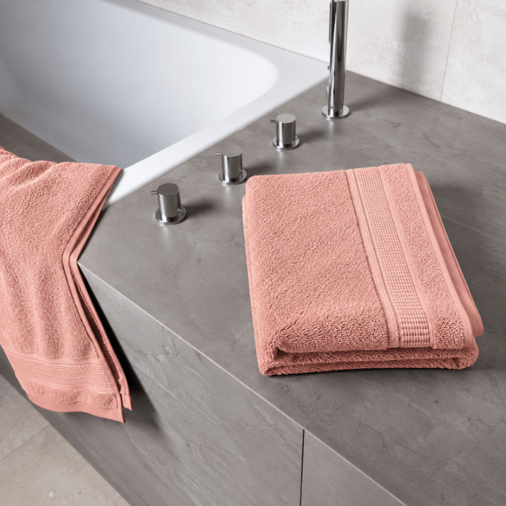 Ręcznik łazienkowy „Royal Coral towel“, 70x140 cm. Pastelowy różowy ręcznik kąpielowy z teksturowaną powierzchnią i ozdobnym wykończeniem. Ręcznik łazienkowy „Royal Coral towel“, 70x140 cm. Pastelowy różowy ręcznik kąpielowy z teksturowaną powierzchnią i ozdobnym wykończeniem.