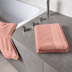 Ręcznik łazienkowy „Royal Coral towel“, 70x140 cm. Pastelowy różowy ręcznik kąpielowy z teksturowaną powierzchnią i ozdobnym wykończeniem. Ręcznik łazienkowy „Royal Coral towel“, 70x140 cm. Pastelowy różowy ręcznik kąpielowy z teksturowaną powierzchnią i ozdobnym wykończeniem.