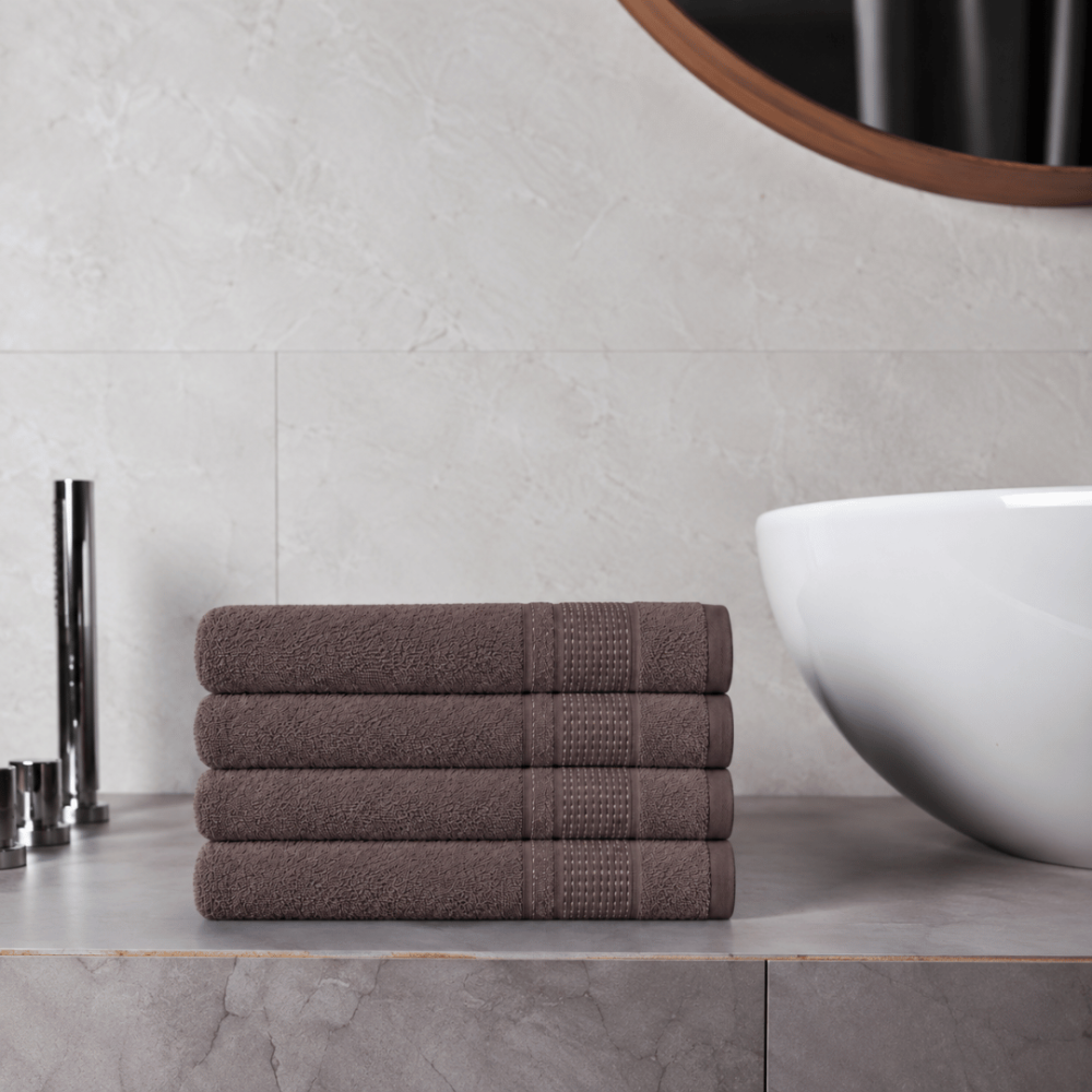 Ręcznik łazienkowy „Royal Brown towel“, 70x140 cm. Ręcznik kąpielowy w głębokim brązowym kolorze z dekoracyjnym paskiem. Ręcznik łazienkowy „Royal Brown towel“, 70x140 cm. Ręcznik kąpielowy w głębokim brązowym kolorze z dekoracyjnym paskiem.
