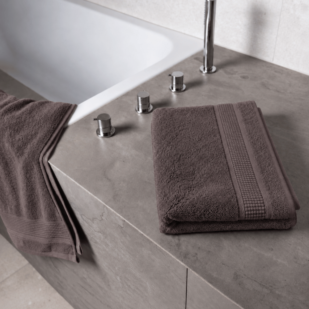 Ręcznik łazienkowy „Royal Brown towel“, 70x140 cm. Brązowy ręcznik kąpielowy z teksturowaną powierzchnią i ozdobnym wykończeniem. Ręcznik łazienkowy „Royal Brown towel“, 70x140 cm. Brązowy ręcznik kąpielowy z teksturowaną powierzchnią i ozdobnym wykończeniem.