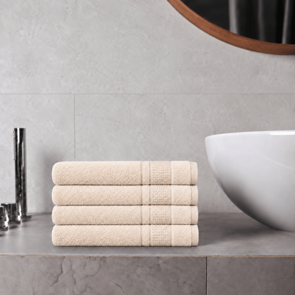 Ręcznik łazienkowy „Royal Cream towel“, 70x140 cm. Jasnokremowy ręcznik z drobnym, powtarzającym się wzorem na pasie. Ręcznik łazienkowy „Royal Cream towel“, 70x140 cm. Jasnokremowy ręcznik z drobnym, powtarzającym się wzorem na pasie.