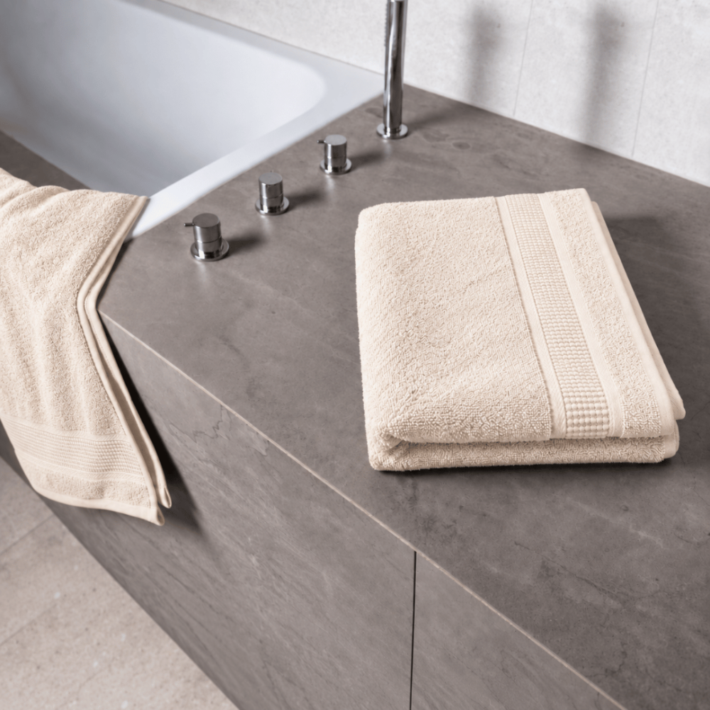 Ręcznik łazienkowy „Royal Cream towel“, 70x140 cm. Ręcznik w ciepłym kremowym odcieniu z wąskimi obramowaniami pasa. Ręcznik łazienkowy „Royal Cream towel“, 70x140 cm. Ręcznik w ciepłym kremowym odcieniu z wąskimi obramowaniami pasa.