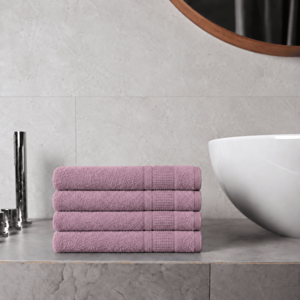 Ręcznik łazienkowy „Royal Grape towel“, 70x140 cm. Ręcznik kąpielowy w delikatnym fioletowym kolorze z dekoracyjnym paskiem. Ręcznik łazienkowy „Royal Grape towel“, 70x140 cm. Ręcznik kąpielowy w delikatnym fioletowym kolorze z dekoracyjnym paskiem.
