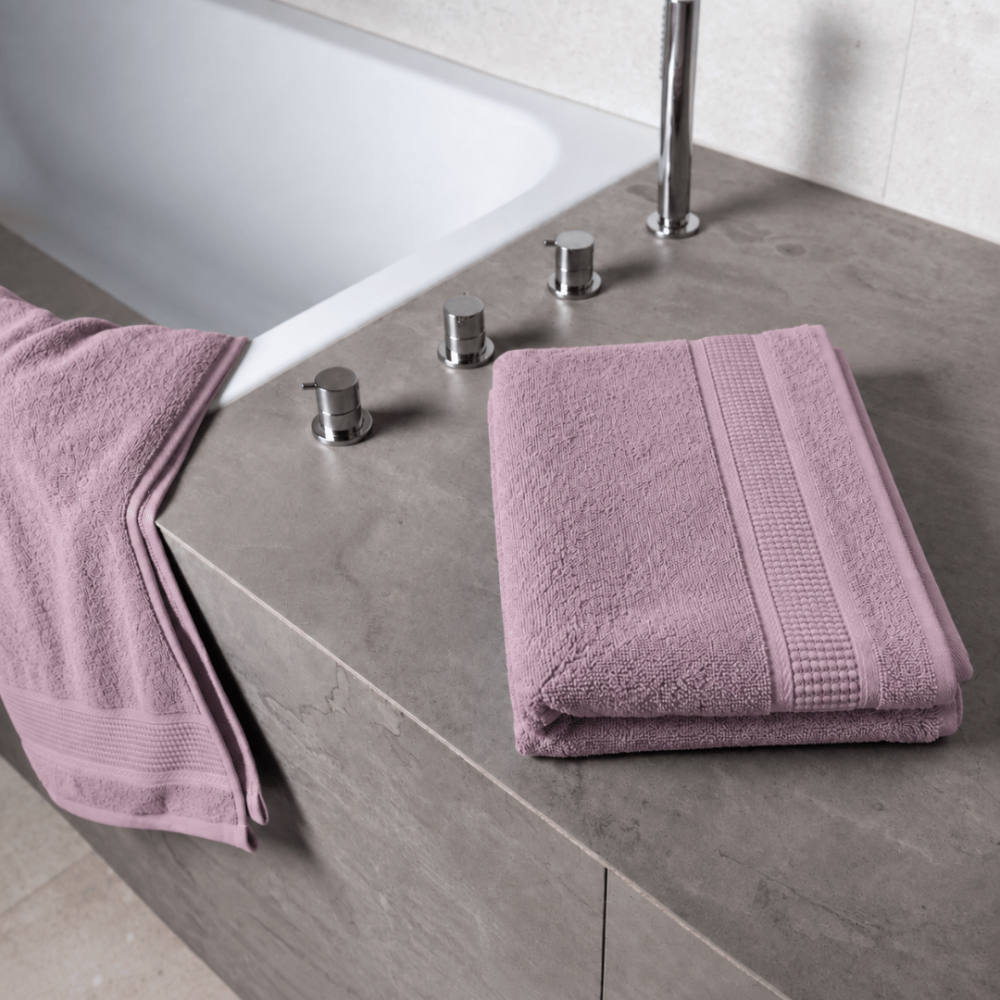 Ręcznik łazienkowy „Royal Grape towel“, 70x140 cm. Fioletowy ręcznik kąpielowy z teksturowaną powierzchnią i ozdobnym wykończeniem. Ręcznik łazienkowy „Royal Grape towel“, 70x140 cm. Fioletowy ręcznik kąpielowy z teksturowaną powierzchnią i ozdobnym wykończeniem.