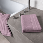 Ręcznik łazienkowy „Royal Grape towel“, 70x140 cm. Fioletowy ręcznik kąpielowy z teksturowaną powierzchnią i ozdobnym wykończeniem. Ręcznik łazienkowy „Royal Grape towel“, 70x140 cm. Fioletowy ręcznik kąpielowy z teksturowaną powierzchnią i ozdobnym wykończeniem.