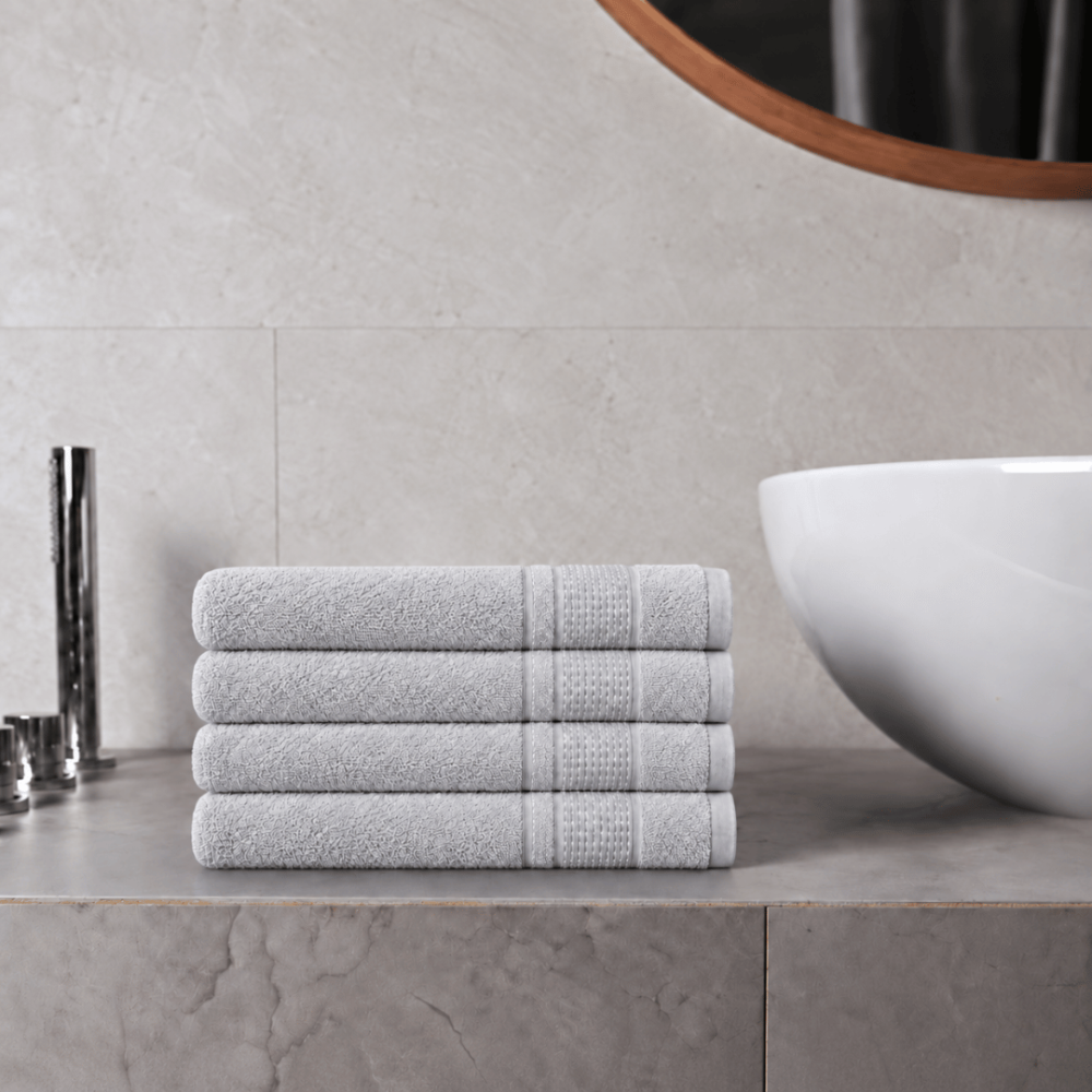 Ręcznik łazienkowy „Royal Light Grey towel“, 70x140 cm. Jednokolorowy szary ręcznik z drobnym geometrycznym wzorem na pasie.