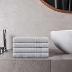 Ręcznik łazienkowy „Royal Light Grey towel“, 70x140 cm. Jednokolorowy szary ręcznik z drobnym geometrycznym wzorem na pasie.