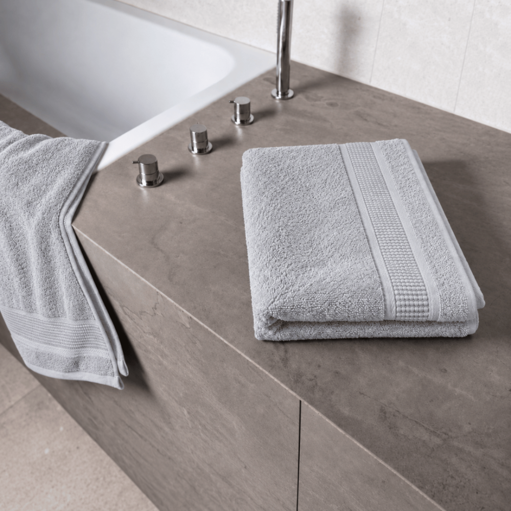 Ręcznik łazienkowy „Royal Light Grey towel“, 70x140 cm. Ręcznik w delikatnym szarym odcieniu z wąskimi obramowaniami ozdobnego pasa.