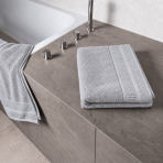 Ręcznik łazienkowy „Royal Light Grey towel“, 70x140 cm. Ręcznik w delikatnym szarym odcieniu z wąskimi obramowaniami ozdobnego pasa.