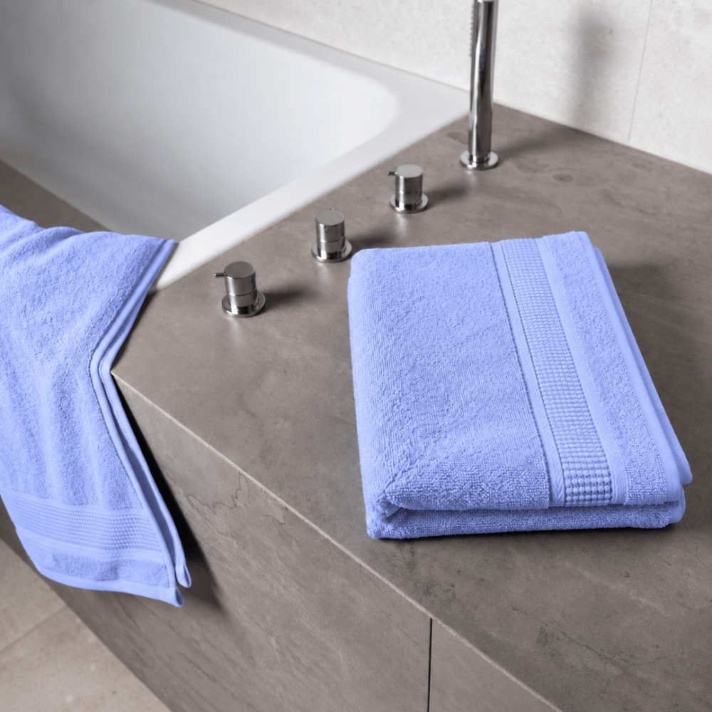 Ręcznik łazienkowy „Royal Lilac towel“, 70x140 cm. Niebieski ręcznik kąpielowy z tłoczoną powierzchnią i ozdobnym brzegiem. Ręcznik łazienkowy „Royal Lilac towel“, 70x140 cm. Niebieski ręcznik kąpielowy z tłoczoną powierzchnią i ozdobnym brzegiem.