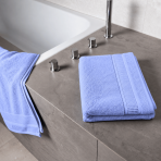 Ręcznik łazienkowy „Royal Lilac towel“, 70x140 cm. Niebieski ręcznik kąpielowy z tłoczoną powierzchnią i ozdobnym brzegiem. Ręcznik łazienkowy „Royal Lilac towel“, 70x140 cm. Niebieski ręcznik kąpielowy z tłoczoną powierzchnią i ozdobnym brzegiem.