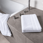 Ręcznik łazienkowy „Royal White towel“, 70x140 cm. Biały ręcznik kąpielowy z teksturowaną powierzchnią i ozdobnym brzegiem.