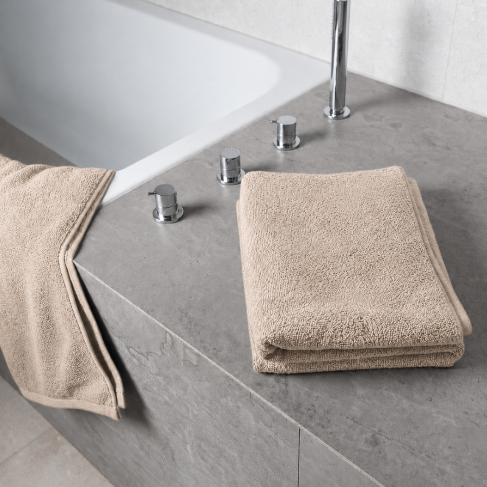 Ręcznik łazienkowy „Toffee towel“, 50x100 cm, 70x140 cm. Złożony ręcznik w kremowo-piaskowym odcieniu Ręcznik łazienkowy „Toffee towel“, 50x100 cm, 70x140 cm. Złożony ręcznik w kremowo-piaskowym odcieniu